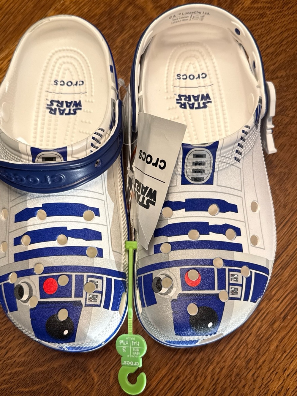 CROCS Men 8/ Women 10 R2-D2 Graphic Clog Star Wars NEW